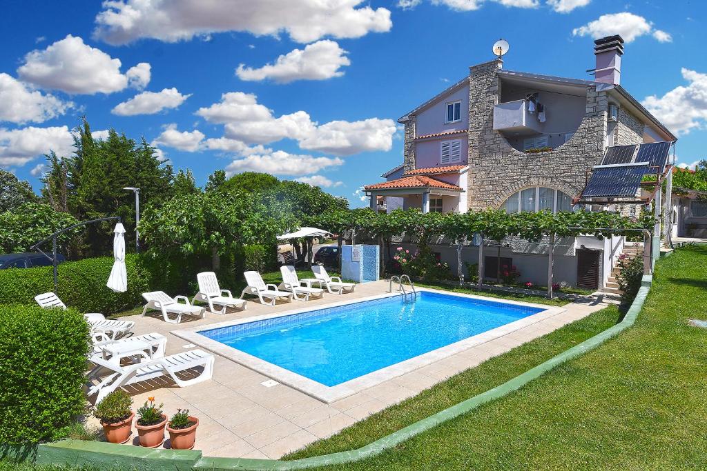 Bazén v ubytování Apartments Biskupije 810 nebo v jeho okolí