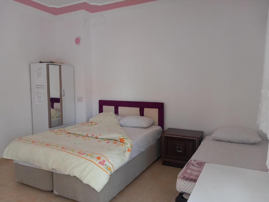 sypialnia z 2 łóżkami i lustrem w obiekcie Salda cenneti w mieście Yeşilova