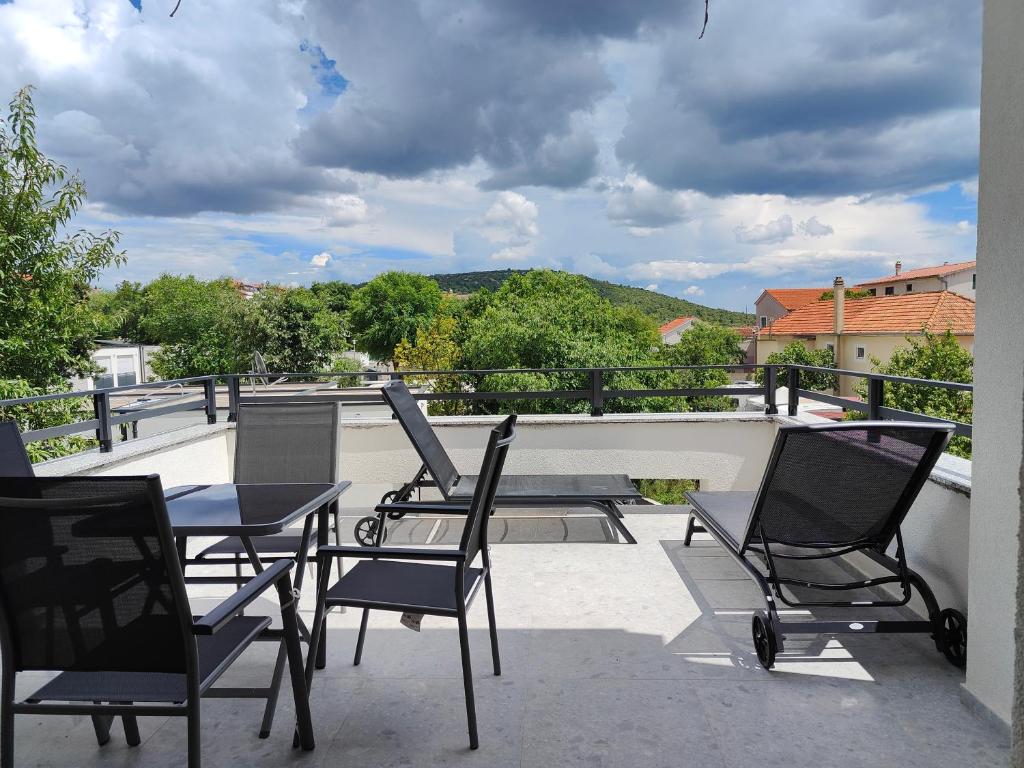 - un balcon avec une table et des chaises dans l'établissement Apartments Grape, à Pirovac
