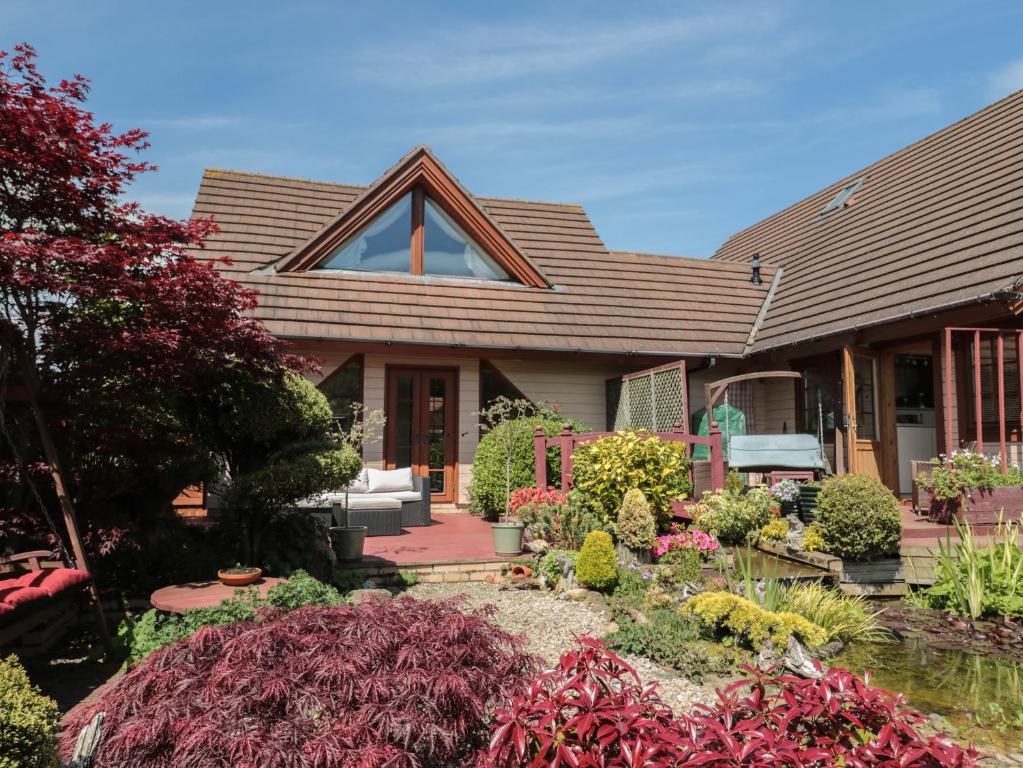 a house with a garden in front of it at Swallow Lodge in Morpeth