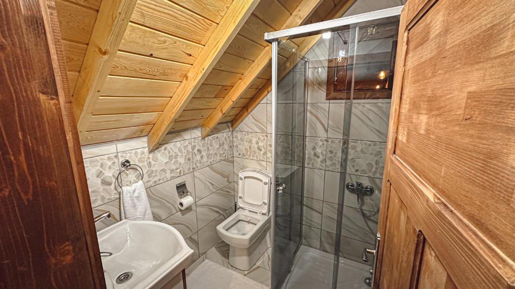 La petite salle de bains est pourvue de toilettes et d'un lavabo. dans l'établissement Zivera Bungalov, à Trabzon