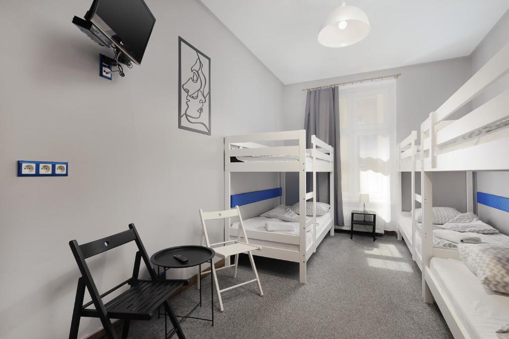 Posteľ alebo postele v izbe v ubytovaní Moon Hostel Kraków