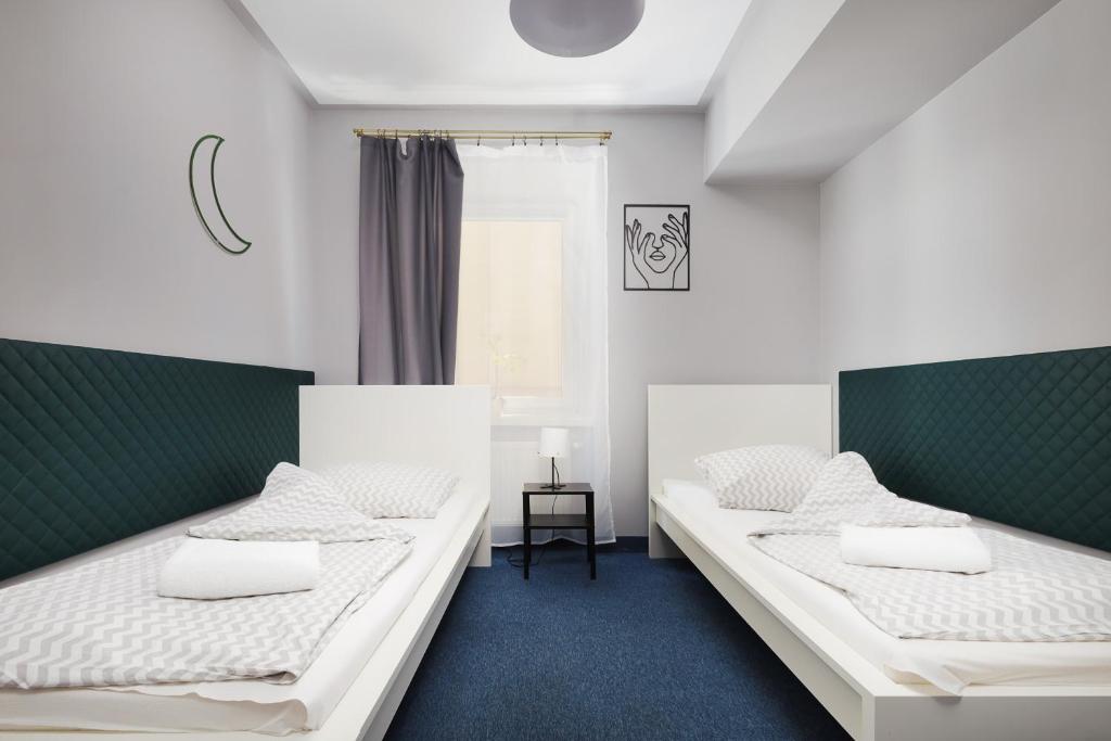 Posteľ alebo postele v izbe v ubytovaní Moon Hostel Kraków