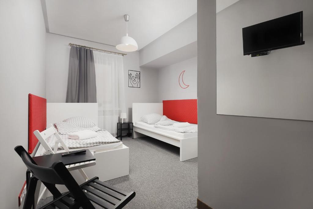 Televízia a/alebo spoločenská miestnosť v ubytovaní Moon Hostel Kraków