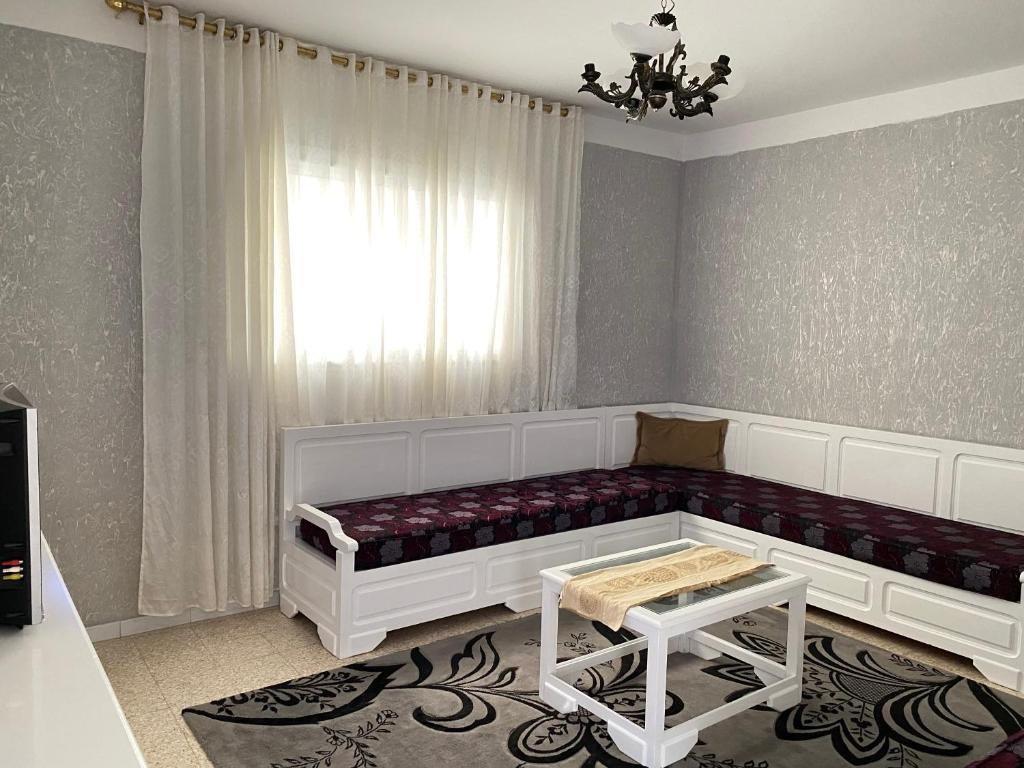 sala de estar con sofá y ventana en Le bien être en Qulaybīyah
