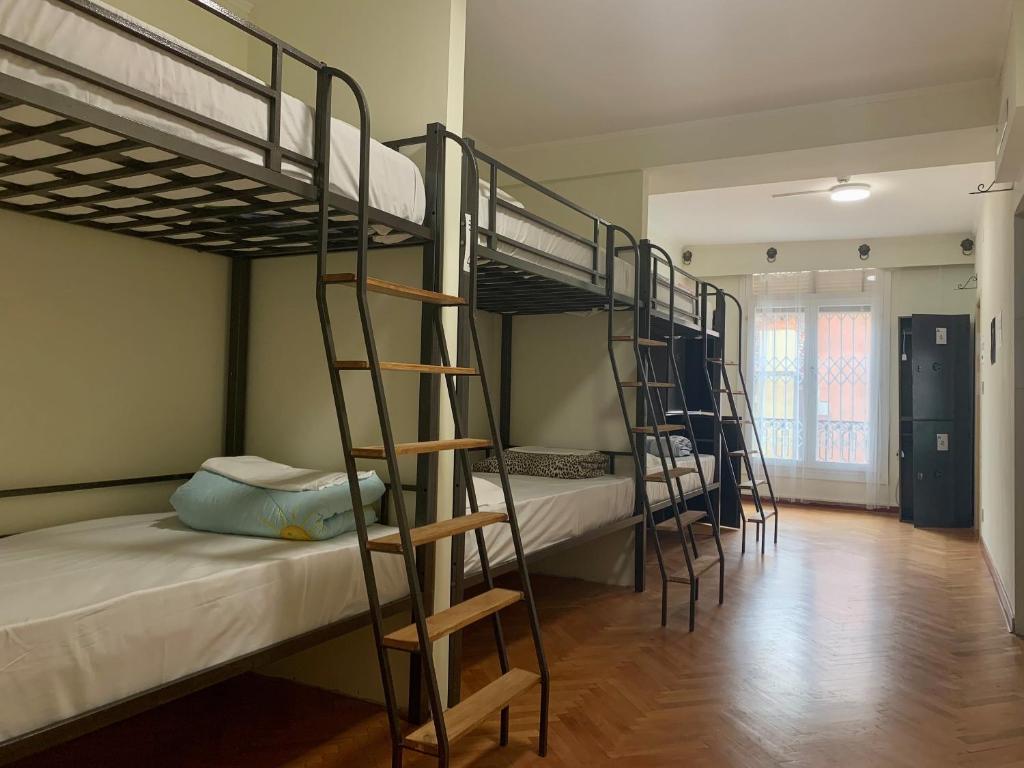Bunk bed o mga bunk bed sa kuwarto sa New Generation Hostel Prague Center