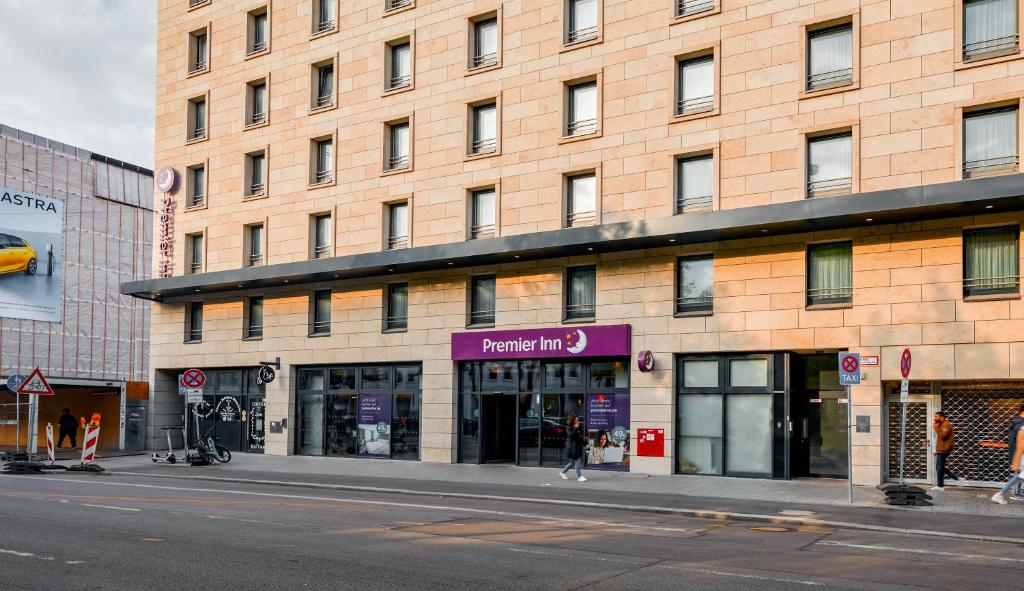 een groot bakstenen gebouw met een paars bord erop bij Premier Inn München City Zentrum in München