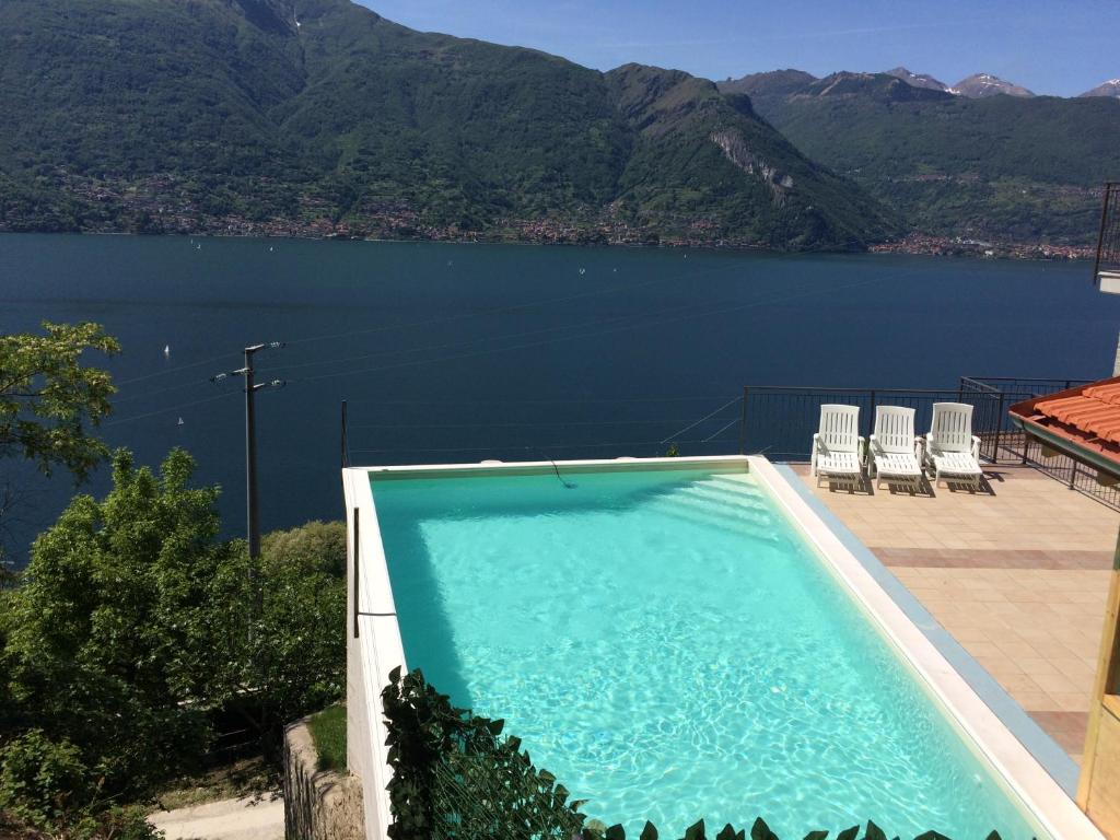 een zwembad met uitzicht op een waterlichaam bij Residence Dorio in Dorio