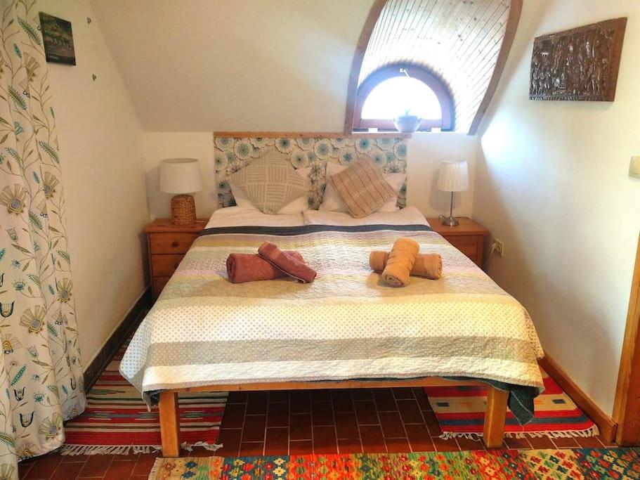 Un dormitorio con una cama con dos ositos de peluche. en Présház szállás a Szent György-hegyen, en Kisapáti