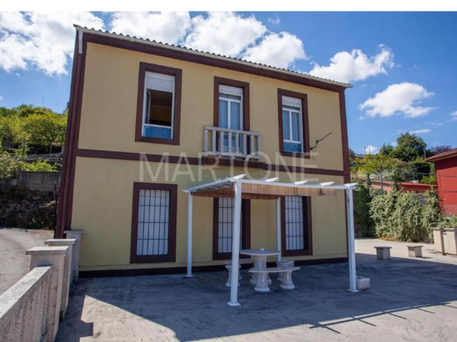 a dream house with a view of the yard at Casa Vacacional Vigo Planta Alta in Vigo