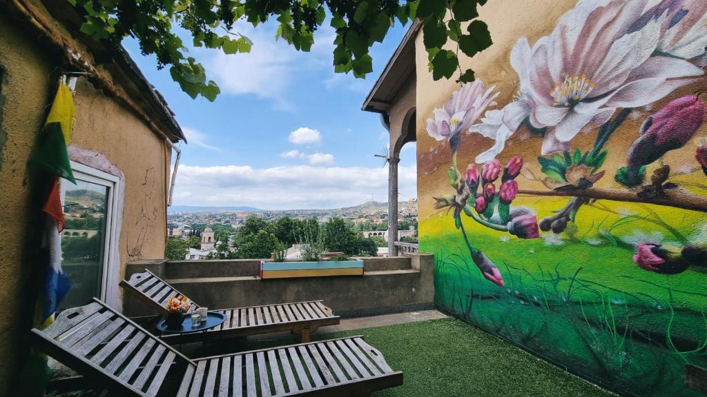 Nespecifikovaný výhled na hory nebo výhled na hory při pohledu z hostelu