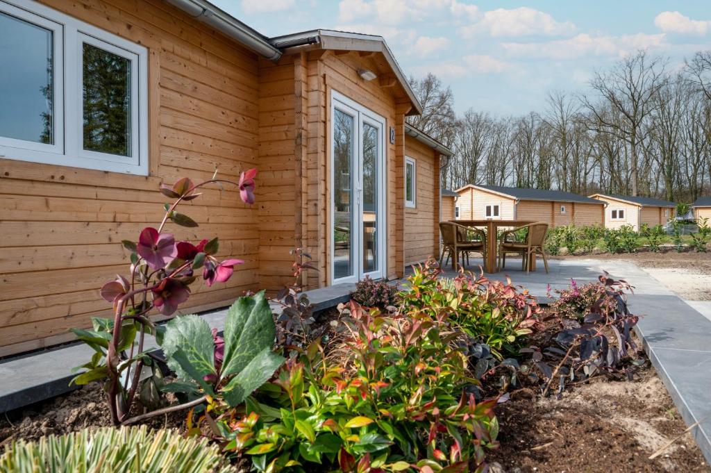 a house with a garden in front of it at Recreatiepark Maas en Bos in Wellerlooi