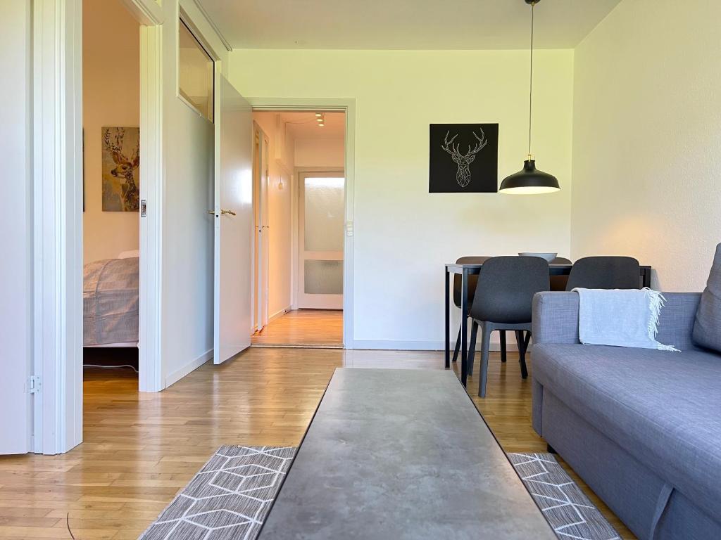 een woonkamer met een bank en een tafel bij Two Bedroom Apartment In Rdovre, Trnvej 37b, in Rødovre