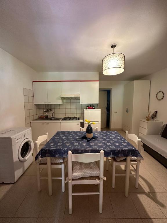 eine Küche mit einem Tisch und einem blauen Tischtuch darauf in der Unterkunft CASA ELISA in Cavo