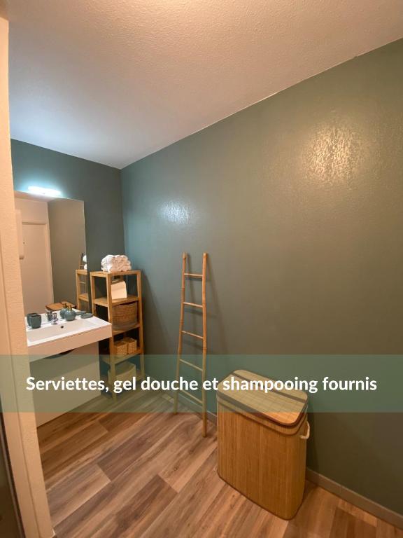 Habitación con pared, escalera y lavabo. en Le Mayda - Parking Privé Gratuit, en Marsella
