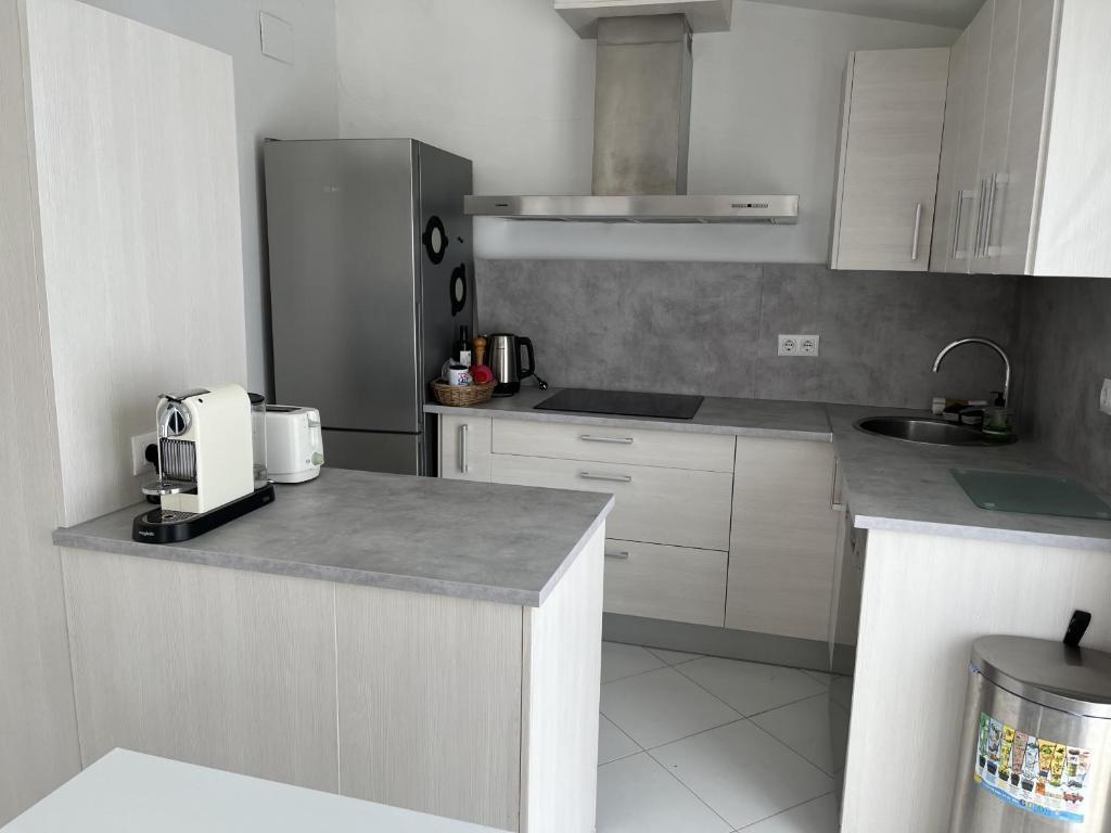 Kuchyňa alebo kuchynka v ubytovaní 398-casa con piscina privada