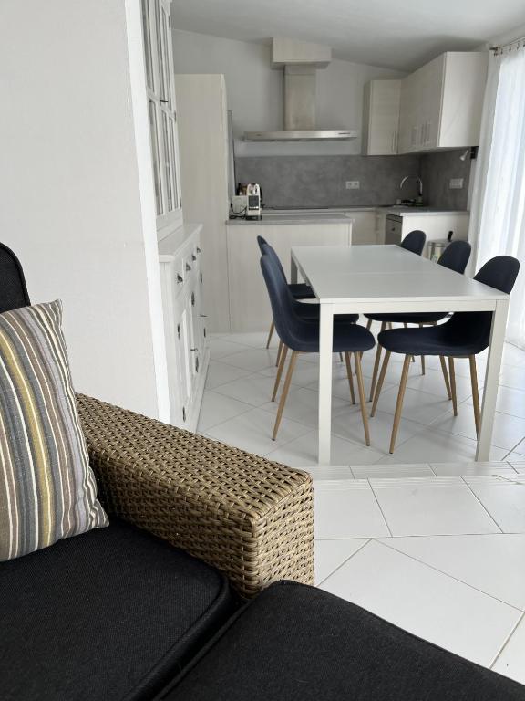 Kuchyňa alebo kuchynka v ubytovaní 398-casa con piscina privada