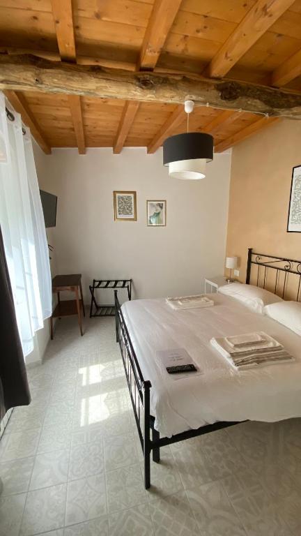 Ein Bett oder Betten in einem Zimmer der Unterkunft B&B Gronda Via Vandelli