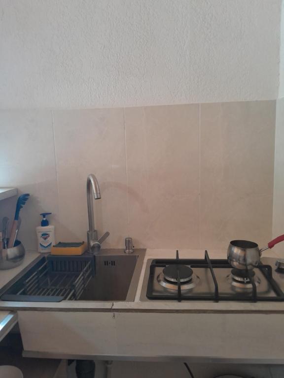 Kuchyň nebo kuchyňský kout v ubytování Cozy apartament