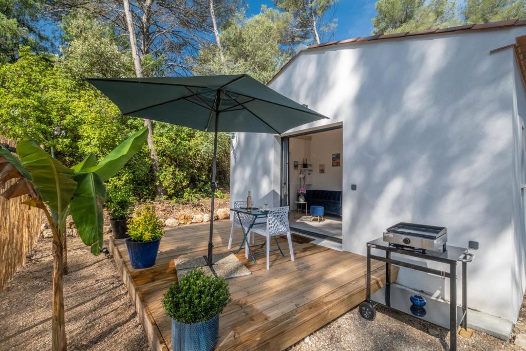 Gril dostupný pro hosty v apartmánu