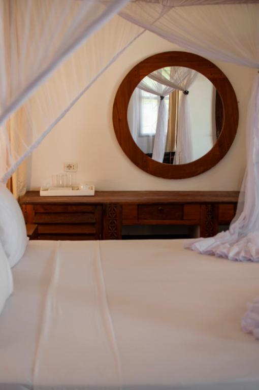 Postel nebo postele na pokoji v ubytování Diamonds Mapenzi Beach