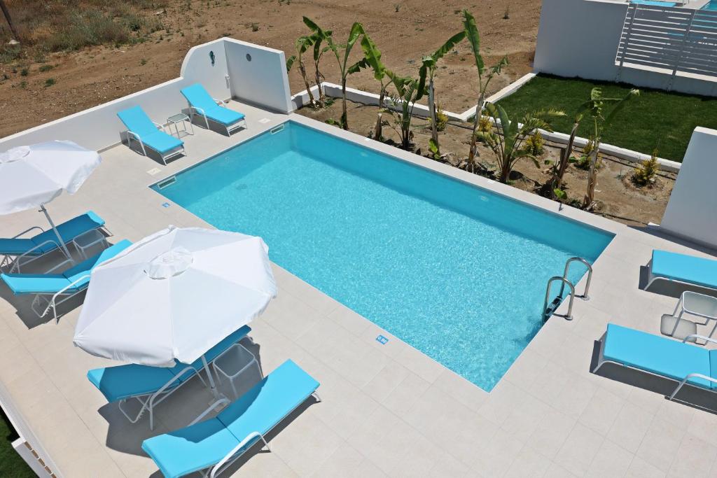 Bazén v ubytování Xenos Villa 5 with a Private pool near the sea nebo v jeho okolí