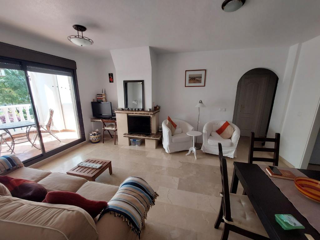 sala de estar con sofá y mesa en Azahar, en Alicante