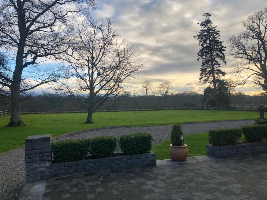 Κήπος έξω από το Leixlip Manor Hotel