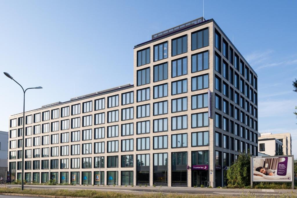 Premier Inn München City Schwabing في ميونخ: مبنى مكتب كبير مع الكثير من النوافذ