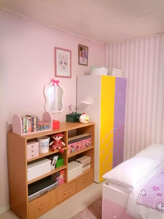 Postel nebo postele na pokoji v ubytování Lighane's Studio with Sailor Moon Room