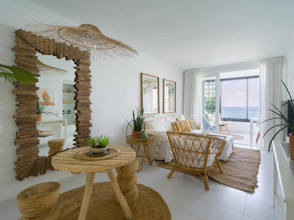 Istumisnurk majutusasutuses Seaside Apt with Sunset Views and Fast Wifi