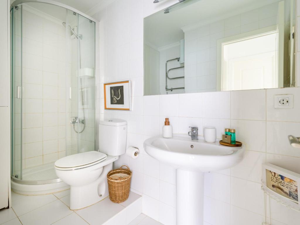 Vannituba majutusasutuses Seaside Apt with Sunset Views and Fast Wifi