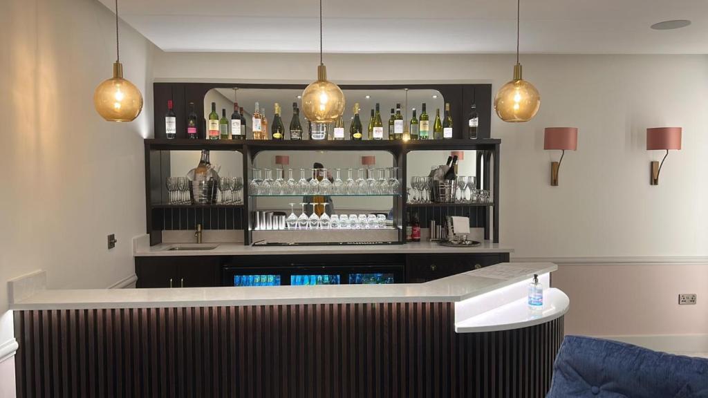 eine Bar mit vielen Flaschen Alkohol in der Unterkunft Canterbury Cathedral Lodge in Canterbury