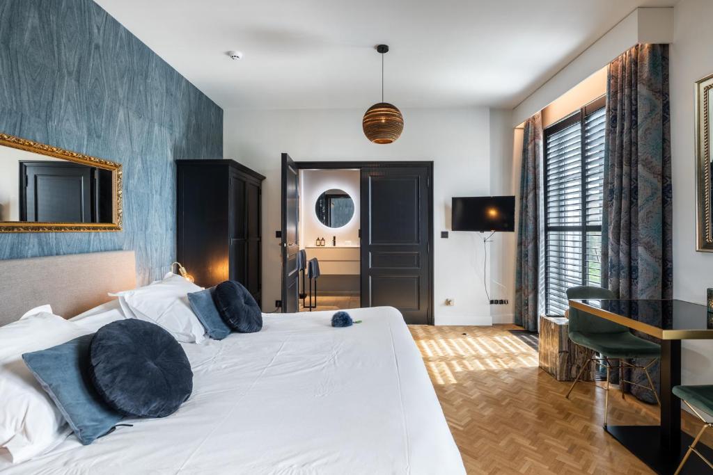 Villa Alba في بلزن: غرفة نوم مع سرير أبيض كبير ومكتب
