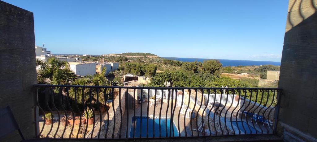 a balcony with a view of the ocean at Ta Ildis B&B in Il-Pergla