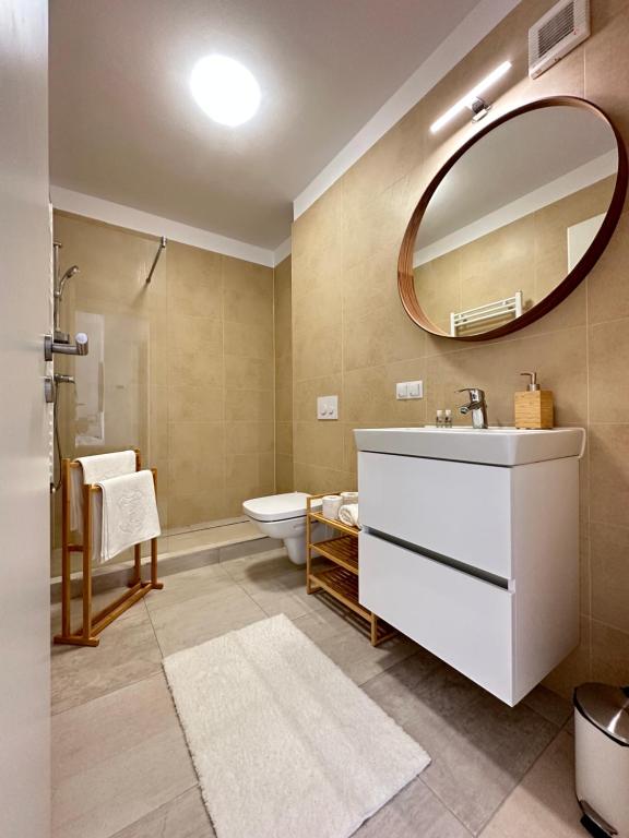 uma casa de banho com um lavatório e um espelho em Room44 - Apartment em Brasov