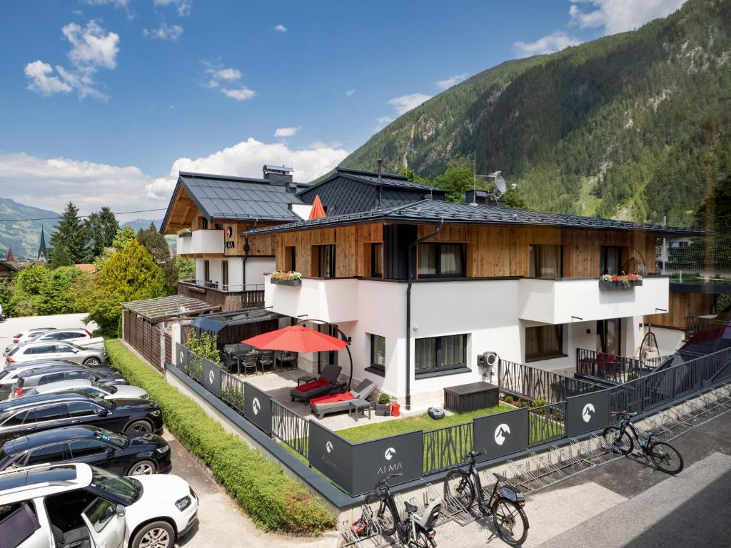 un edificio con coches estacionados en un estacionamiento en Appartements ALMA en Mayrhofen