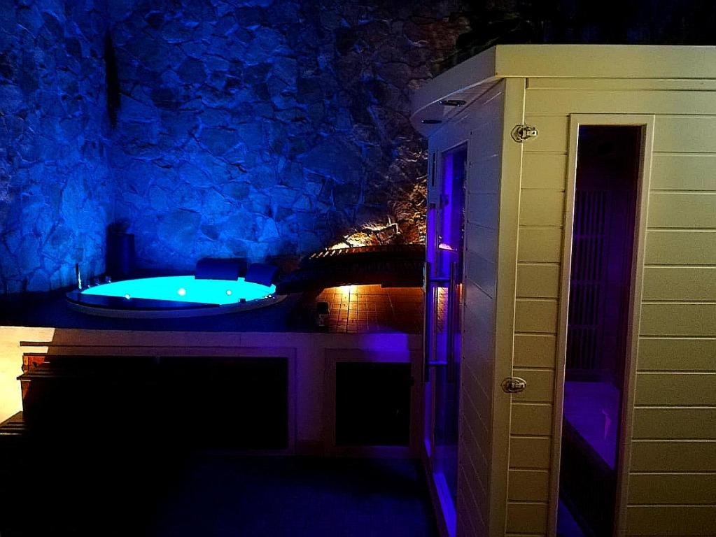 Fotografie z fotogalerie ubytování SPA SUITE SICILIA - Intera casa con spa privata Jacuzzi Sauna Bagno di Vapore ad uso illimitato v destinaci Rosolini