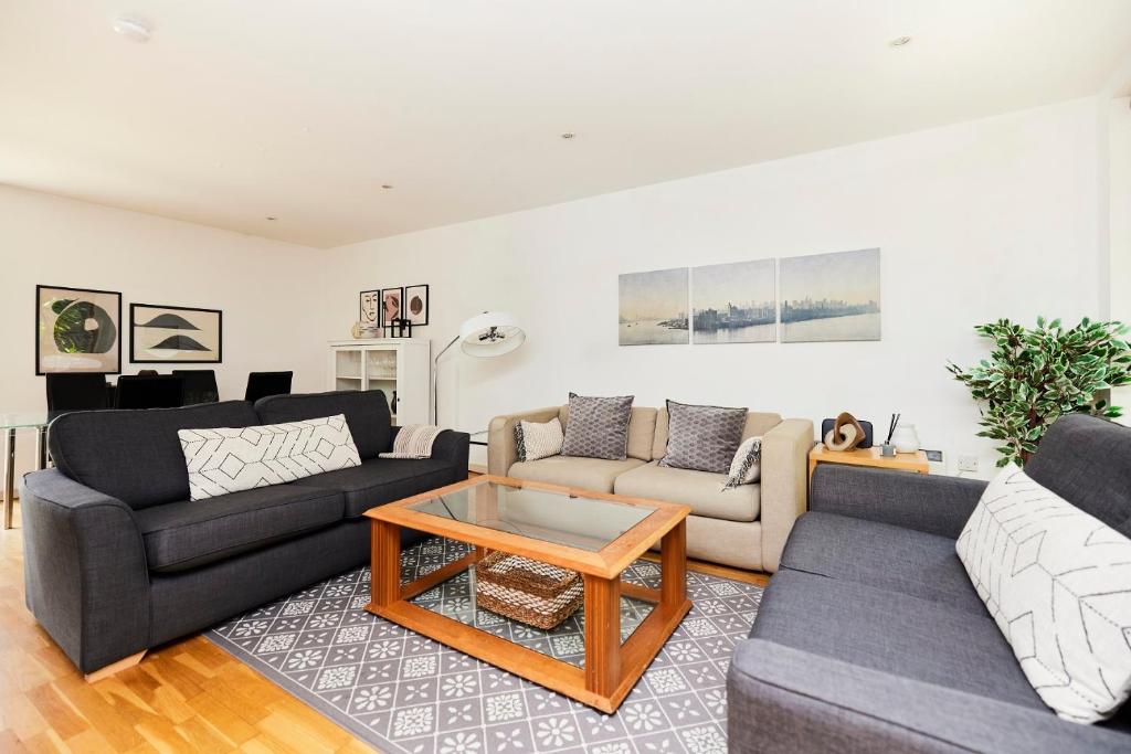 Sala de estar con 2 sofás y mesa de centro en The Jasper Walk Escape - Charming 2BDR Flat with Balcony, en Londres