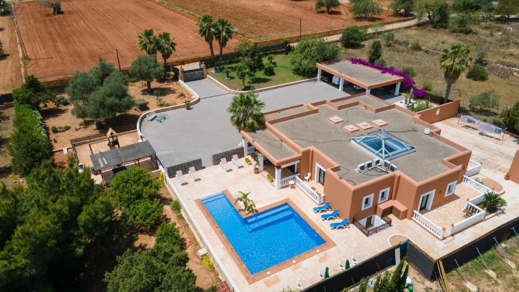 widok z góry na dom z basenem w obiekcie Villa Evie w mieście San Antonio