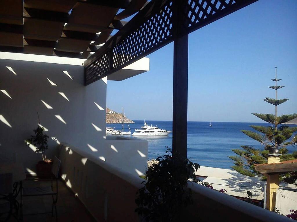 - balcone con vista sull'oceano e su una barca di Vromolithos apartments #4 a Vromolithos