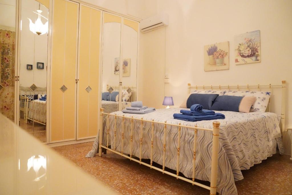 ein Schlafzimmer mit einem großen Bett und einem Spiegel in der Unterkunft La casa del nonno in Borgagne