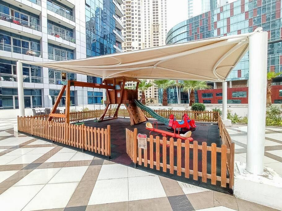 Fotografie z fotogalerie ubytování Comfortable 1BR with Amazing Views Perfect for 4! v Dubaji
