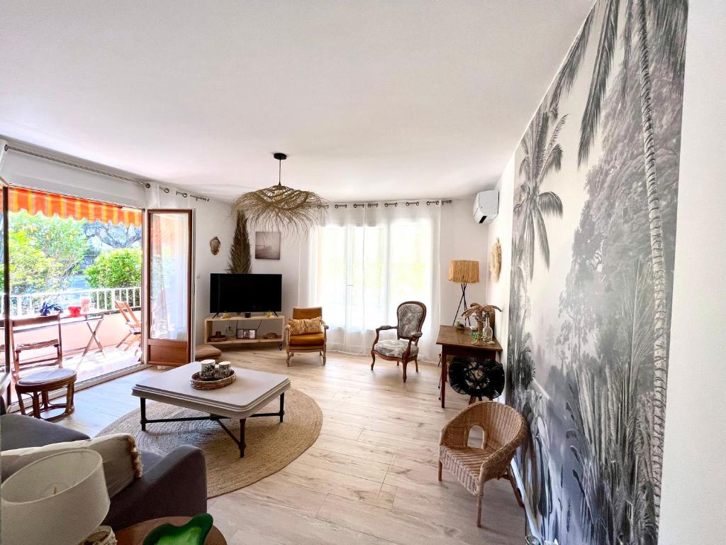 un salon avec un canapé et une table dans l'établissement Appartement Sanary Portissol, à Sanary-sur-Mer