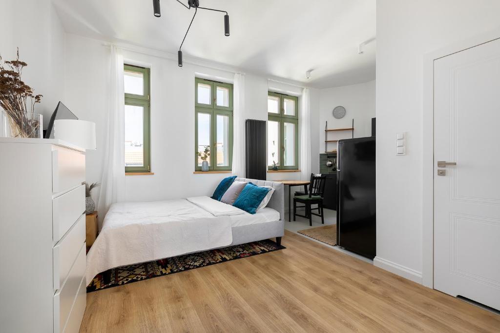 um quarto com uma cama e uma sala de estar em Homewell Apartments Poznańska em Poznań