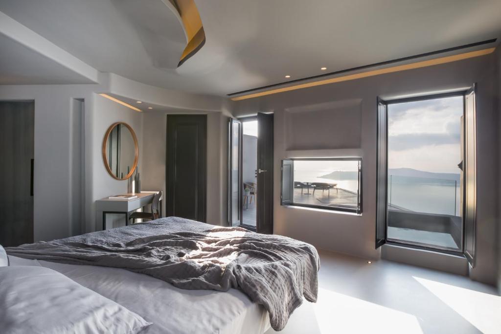 Postel nebo postele na pokoji v ubytování Kivotos Santorini - Preferred Hotels & Resorts