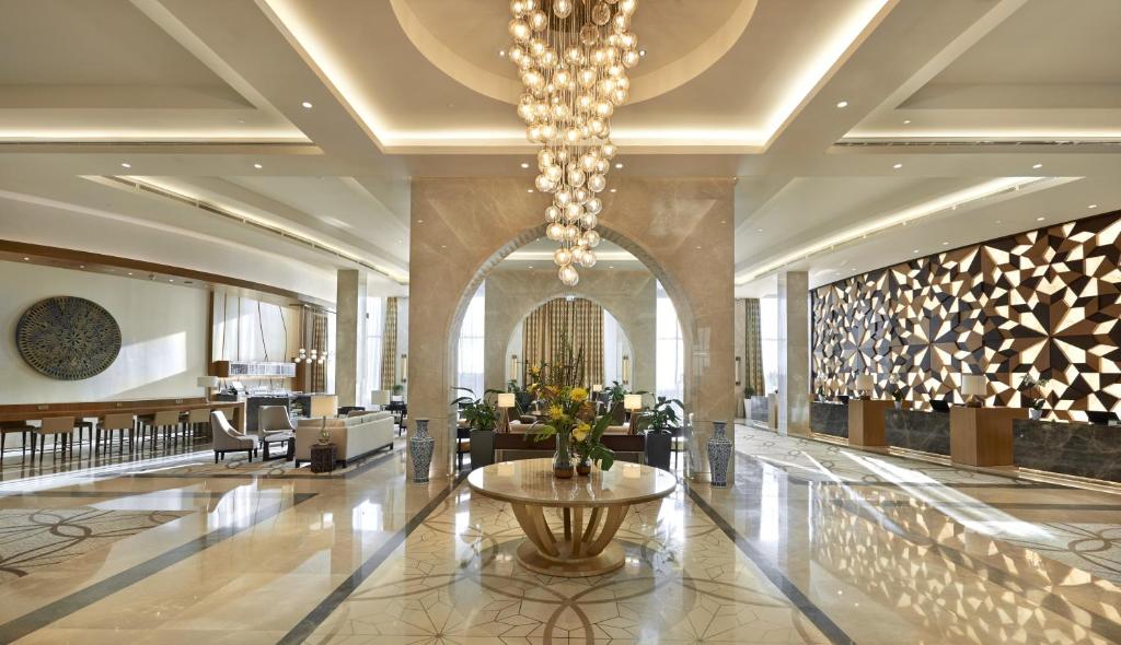 un hall d'un hôtel avec un lustre dans l'établissement Hyatt Regency Tashkent, à Tachkent