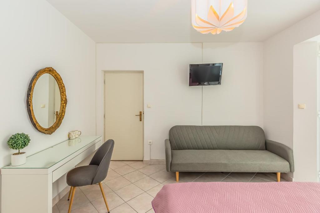 TV a/nebo společenská místnost v ubytování Apartments Agneza Tucepi