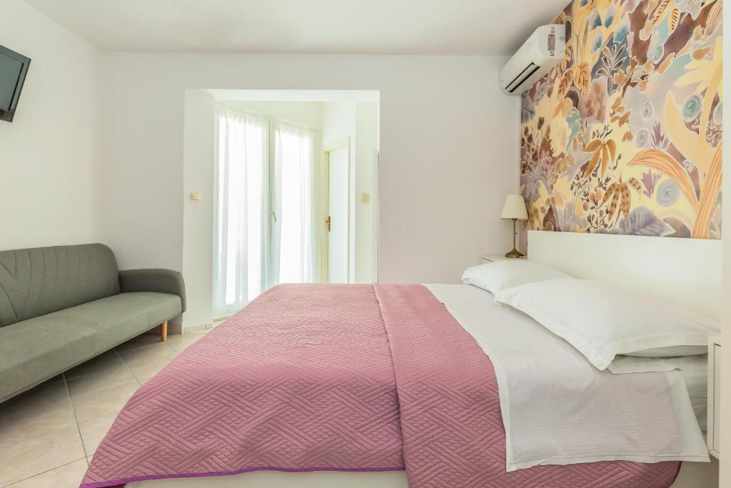 Postel nebo postele na pokoji v ubytování Apartments Agneza Tucepi