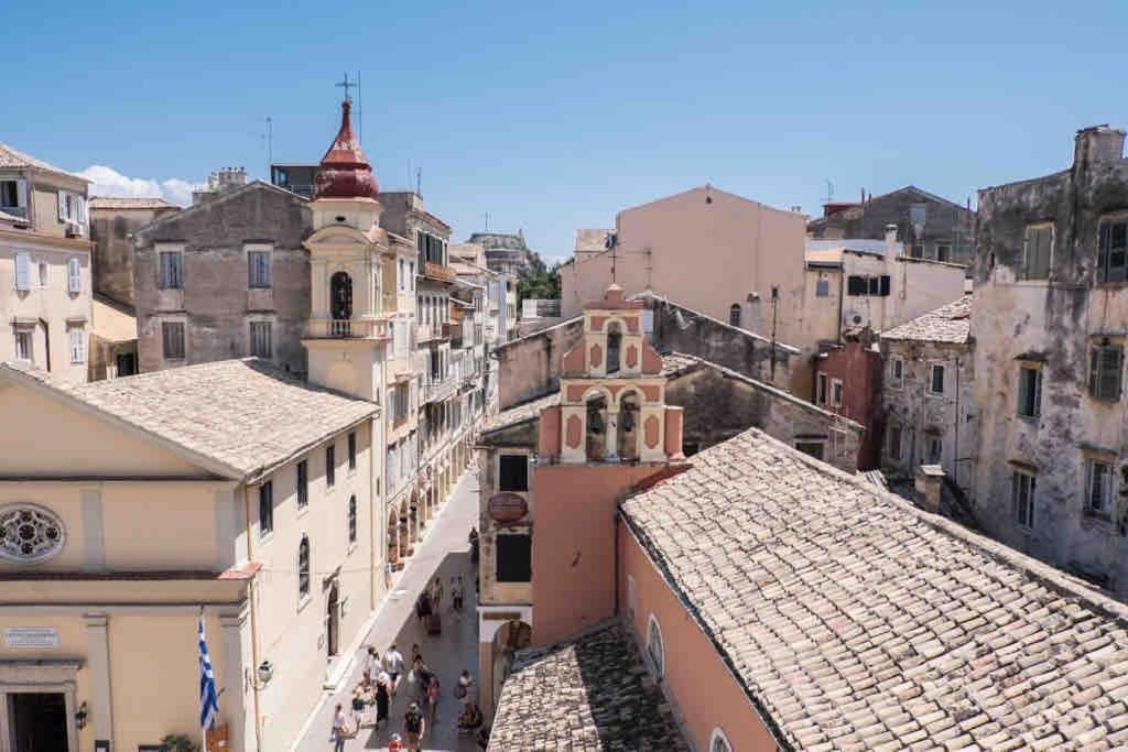 een luchtzicht op een stad met gebouwen bij Keramidogatos Marie Guest House, Corfu Old Town in Corfu-stad